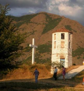 Αλβανοί προσπάθησαν να κάψουν την Μονή της Κοιμήσεως της Θεοτόκου και το Μνημείο των Ελλήνων Πεσόντων του ’40 στην Μπομποστίτσα 