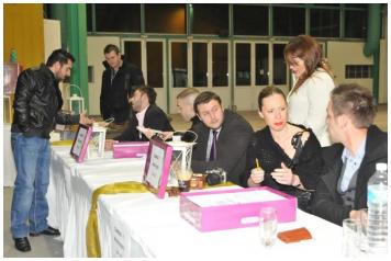 Ακούραστα τα μέλη της Νε.Β υποδέχονται τον κόσμο