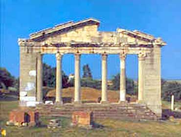 Οι Αλβανοί «θάβουν» ελληνικά μνημεία στη Βόρειο Ήπειρο!